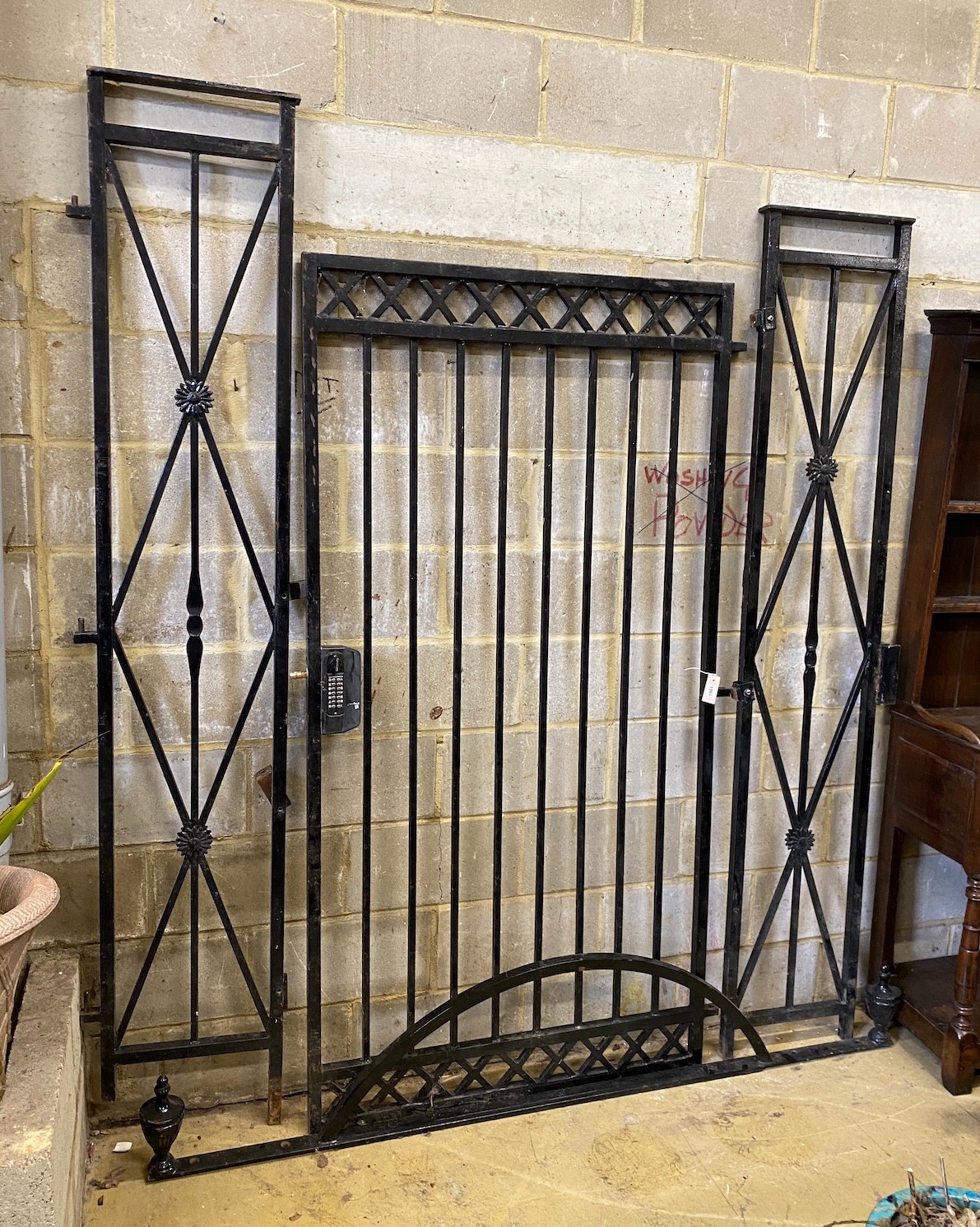 A painted cast iron gate with bowed top section, approx. width 190cm, approx. height 248cm